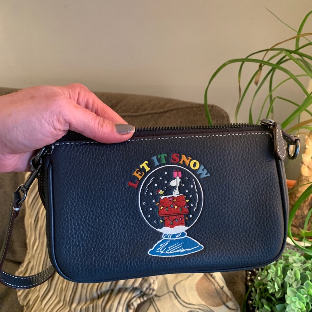 Authentic COACH Pebbled leather Peanut snoopy collection zip shoulder/wristlet - Picture 14 of 15